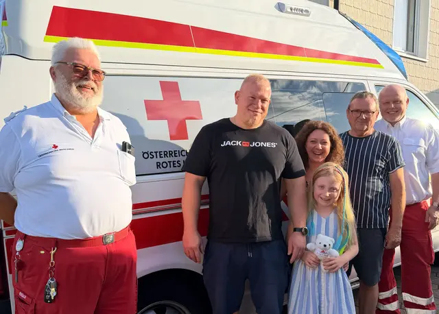  Die siebenjährige Annalena mit ihren Lebensrettern. | Foto: OÖRK/Sabrina Grillmayr