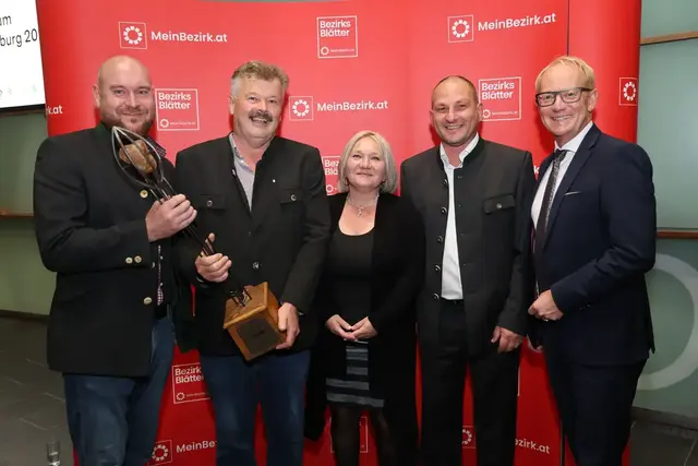 Große Freude über den Sieg beim Regionalitätspreis 2026 in der Kategorie „Umweltschutz &amp; Ressourcenmanagement" bei Johann Winkler (2. v. links) und den Vereinsmitgliedern. Gratulation kam von Salzburg-AG Vorstand Herwig Struber (rechts). | Foto: Franz Neumayr