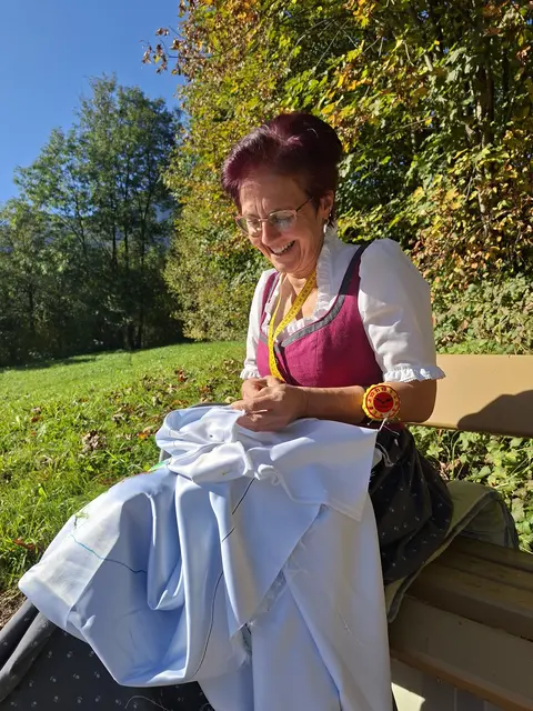 Franziska Dengg beim Nähen der Salzach-Dirndlschürze.  | Foto: Karin Prassl/Anita Marchetti