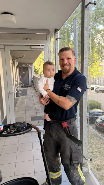 Ein Wohnhaus in der Engerthstraße wurde zum Schauplatz einer Rettungsaktion. Nach der Befreiung durch die Feuerwehr stand ein Helfer für ein Foto bereit. | Foto: z.V.g.