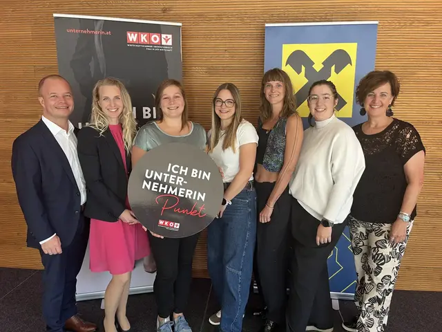 Michael Eiblwimmer, Carina Jellmair (beide Raiffeisen Region Kirchdorf), Stefanie Postl (FidW Vorsitzende), Renée Dammerer, Petra Fischer, Ines Sperrer, Anita Wolf (v.li.) | Foto: WKO