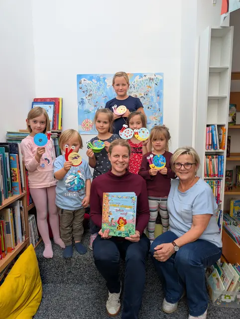 Beim „Lesen und Basteln“ in der Stadtbücherei Traismauer tauchten die Kinder in die Geschichte der mutigen Schnecke Monika ein. | Foto: Stadtgemeinde Traismauer