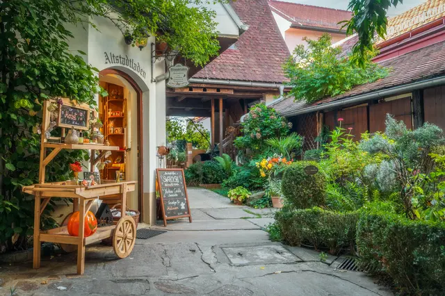 Für mich das Herzstück der Gasse: Am Vormittag fällt das weiche Licht auf Efeu, Dächer und den alten Steinboden. Ein Paradies für jeden Hobbyfotografen. | Foto: Gerald Lang Photography