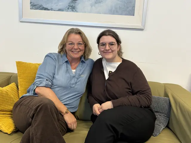Simona mit ihrer ehemaligen IWA-Betreuerin, Sozialpädagogin Martina Pochmann. | Foto: Steiner-Watzinger