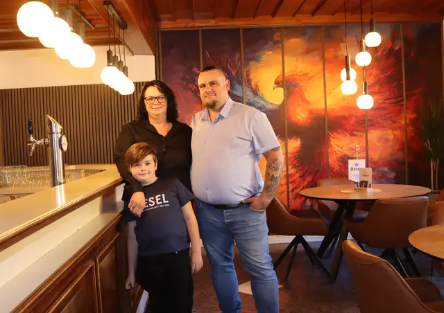 "Phönix" eröffnet in der Kreuzstraße: Melanie und Mario Egger mit ihrem Sohn Christoph
 | Foto: Stadtgemeinde Althofen