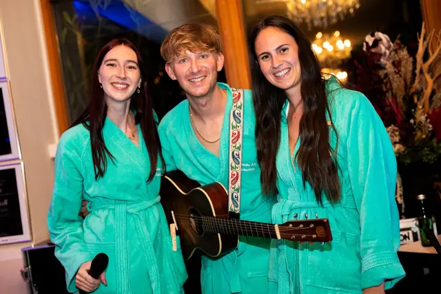 Die Musiker kamen im Bademantel und spielten im Laufe des Abends auch in der Sauna auf. | Foto: Varh