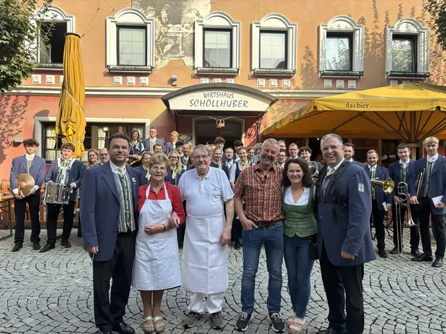 Die Stadtkapelle sagte "Danke": Kapellmeister Arnold Renhardt, Lore und Heinz Schöllhuber, Hannes und Mathilde Schöllhuber, sowie der Obmann der Stadtkapelle, Martin Buchegger (v.li.). | Foto: Staudinger