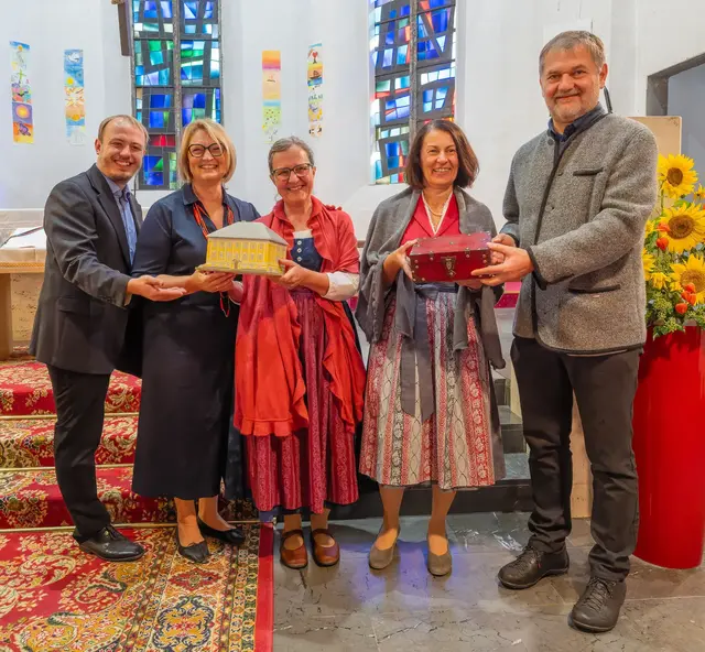 Pfarrgemeinderatsobmann Jakob Haijes (li.) bedankte sich im Namen der Pfarre bei der bisherigen Pastoralassistentin Susanne Lammer und der bisherigen Pfarrverwalterin Hermine Schimpelsberger. | Foto: Jack Haijes
