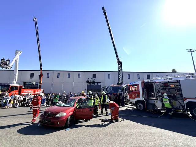 Zahlreiche Besucherinnen und Besucher am Gelände des Abfallverbands Schwechat in Schwadorf.  | Foto: Rene Wallentin