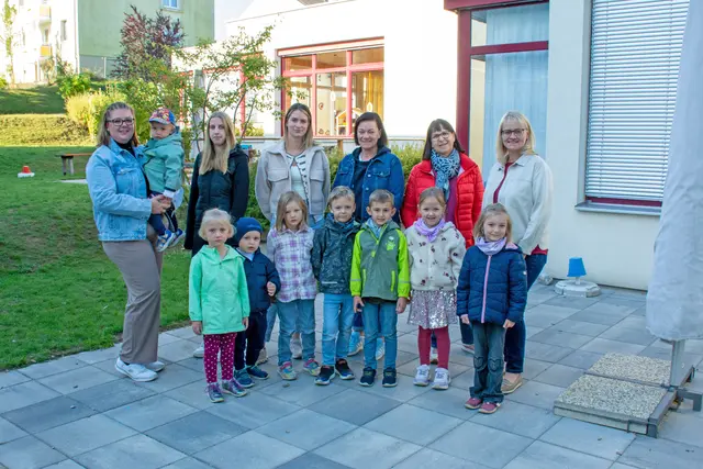 Überzeugten sich von einer der vier neuen Terrassen im Kindergarten Hammerweg: Emilia Berger, Leon Bruckner, Elisabeth Allinger, Theo Haumer, Elias Grötzl, Larissa Mühlbacher, Hannah Trinkl (vorne), Marlene Dangl mit Richard Schierhuber, Julia Riegler, Astrid Müllner, Renate Schipany, Gerlinde Prock und Stadträtin Petra Hofbauer. | Foto: Stadtgemeinde Zwettl