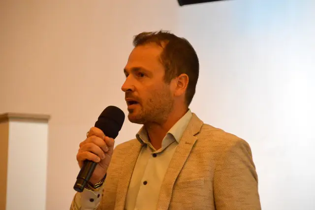 Will Kirchberg den Tourismusverband Kitzbüheler Alpen-Brixental verlassen und zum TVB Kitzbühel wechseln? Mit dieser Frage beschäftigte man sich beim Infoabend am 5. Oktober in der arena365 in Kirchberg, zu dem der abgewählte Obmann des TVB Kirchberg, Willi Steindl, geladen hatte. | Foto: Brigitte Eberharter
