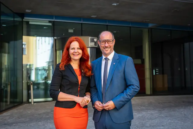 Bildungslandesrätin Cornelia Hagele und Wirtschaftslandesrat Mario Gerber rufen Tirols Kindergärten, Schulen und Horte dazu auf, die neuen MINT-Schecks zu nutzen und mit kreativen Projekten die Begeisterung von Kindern und Jugendlichen für Mathematik, Informatik, Naturwissenschaften und Technik zu fördern. | Foto: Land Tirol/Fitsch