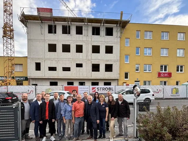 Gemeinsam mit den am Bau beteiligten Partnern wurde die Gleichenfeier für den Um- und Zubau in der Schillerstraße 5 in Feldbach gefeiert.
 | Foto: MeinBezirk/Gerda Sammer-Schmidt