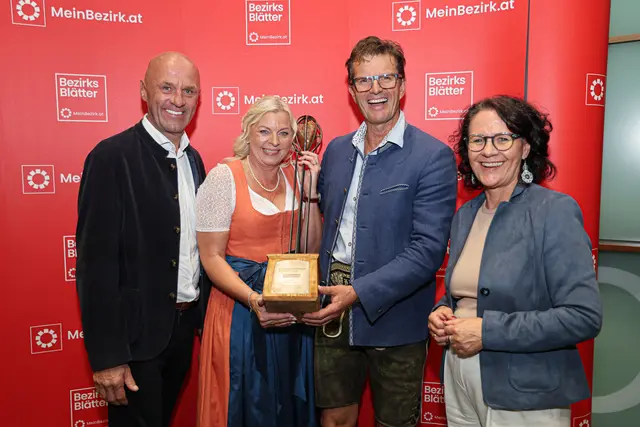 Hannes Enzinger (Bgm Bramberg), Claudia Preslmayr (Initiatorin &amp; strategische Begleiterin), Helmut Kaltenhauser (Lehrlingsausbilder Empl Bau &amp; Mitgestalter) und Landesrätin Daniela Gutschi | Foto: Franz Neumayr