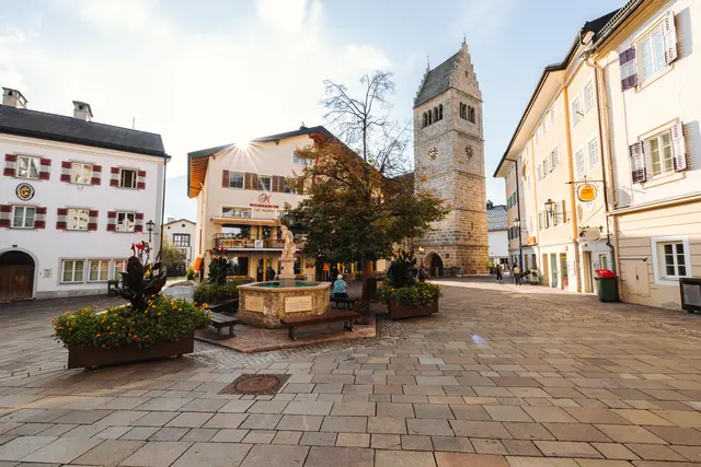 Bürgermeister Andreas Wimmreuter informiert über die laufenden Investitionen in Bildung, Kultur und Infrastruktur. | Foto: Zell am See-Kaprun