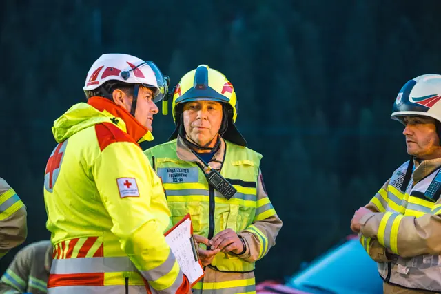 Rettung und Feuerwehr arbeiteten eng zusammen. | Foto: Pernsteiner