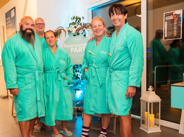 Die Besucher der Bademantel-Party kamen um zu feiern und um gemeinsam einen geselligen Abend zu genießen. | Foto: Varh