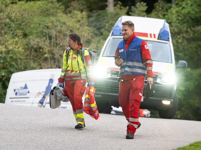 Übungsorganisator Benjamin Gangl mit Notfallsanitäterin Petra Wimberger | Foto: OÖRK/Armin Eliskases