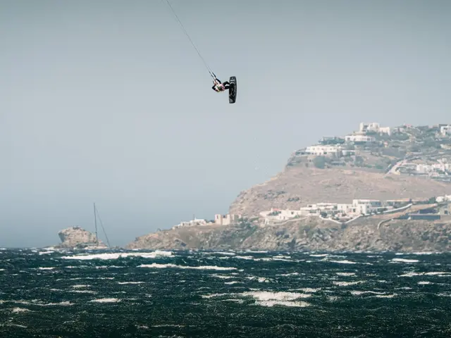 Bei starkem Wind hebt die aufstrebende Pusarnitzerin bis zu 15 Meter ab. In luftiger Höhe zeigt sie spektakuläre Tricks. | Foto: Andreas Friedrich