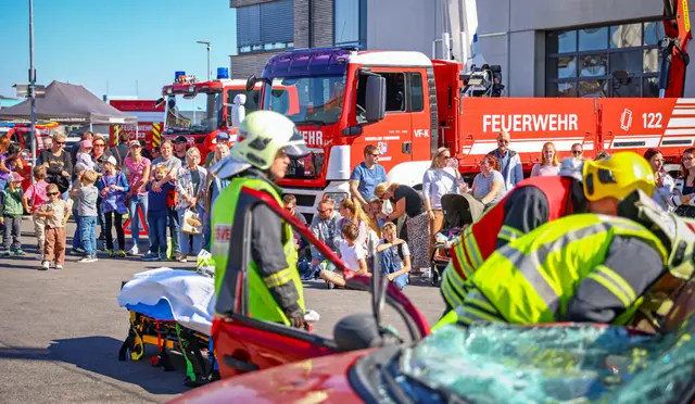 Für große Begeisterung sorgte die realistische Einsatzvorführung eines Verkehrsunfalls. | Foto: Rene Wallentin
