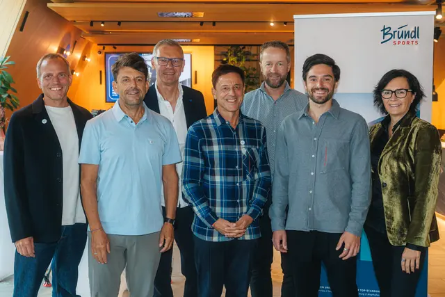 Die Geschäftsleitung von Bründl Sports, (v. l.) René Gorissen, Bernhard Bründl, Herbert Neumayer, Christoph Bründl, Thomas Vorreiter, Maximilian Bründl und Petra Kitzberger, bei der Pressekonferenz im WEITBLICK in Kaprun. | Foto: Bründl Sports / Johannes Radlwimmer