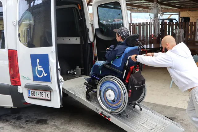 Matthias wird mit dem Rollstuhl in den Bus gerollt | Foto: Gerhard Langmann