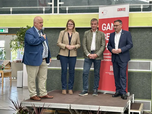 WKO-Braunau-Leiter Klaus Berer mit den drei Landtagsabgeordneten Gabriele Knauseder (SPÖ), David Schießl (FPÖ) und Klaus Mühlbacher (ÖVP) bei der Eröffnung der Lehrlingsmesse. | Foto: Barbara Ebner/MeinBezirk