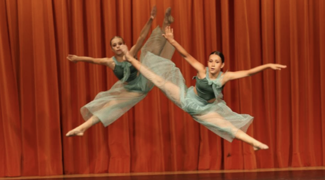 "A moment of forever" - Sofiia Stepaniuk und Tamina Jost tanzen sich im Duo auf Platz 3 am World Dance Contest.  | Foto: Valeina Dance
