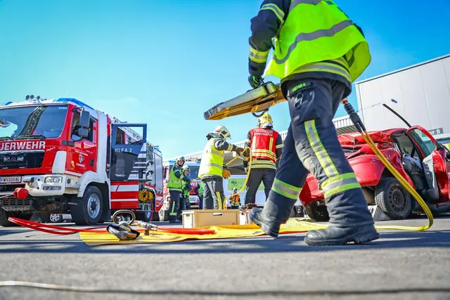 Einsatzkräfte demonstrierten, wie wichtig die Zusammenarbeit im Ernstfall ist.  | Foto: Rene Wallentin