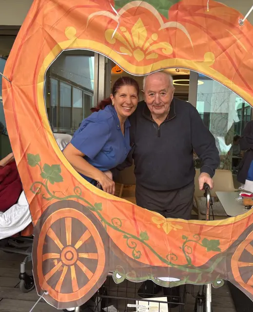 Abteilungshilfe Vesna Golubovic, Bewohner Felix Prandner. | Foto: PBZ Himberg