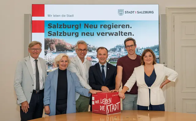 Die Stadtregierung hat eine Halbzeitbilanz gezogen und ihre zentralen künftigen Vorhaben und Ziele präsentiert. Im Bild: Magistratsdirektor Max Tischler, Stadträtin Andrea Brandner (SPÖ), Vizebürgermeister Christoph Brandstätter (ÖVP), Bürgermeister Bernhard Auinger (SPÖ), Vizebürgermeister Kay-Michael Dankl (KPÖ) und Stadträtin Anna Schiester (Bürgerliste). | Foto: Stadt Salzburg/Alex Killer