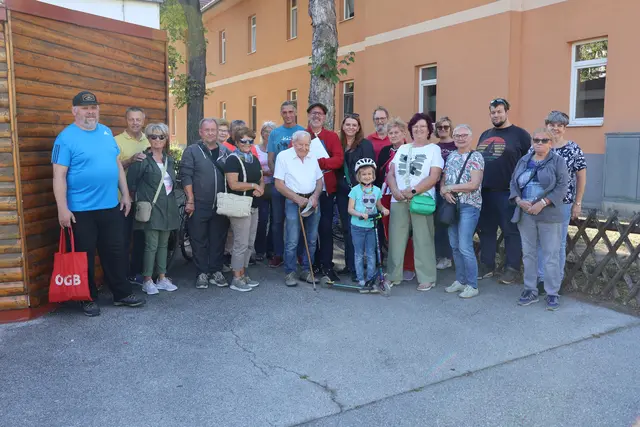 Reges Interesse: Die Besucher des Stadtviertelrundgangs rund um Stadtrat Norbert Horvath (Mitte). | Foto: Schauer