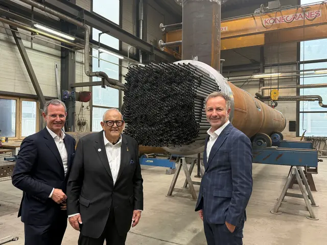 APL-Geschäftsführer Markus Widner freut sich mit KR Anton Pletzer und Manfred Pletzer über die positive Entwicklung des Unternehmens. | Foto: APL