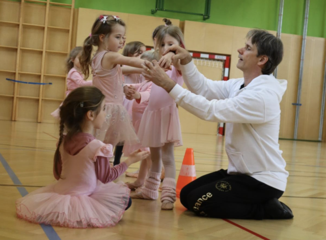 Bereits bei den Jüngsten wird liebevoll und einfühlsam das Fundament für eine spätere solide Technikausbildung gelegt.  | Foto: Valeina Dance