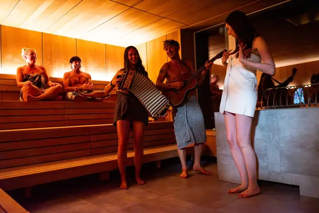 Auch nächstes Jahr wird im Kärntner Badehaus am Klopeiner See wieder eine Bademantel-Party gefeiert. | Foto: Varh