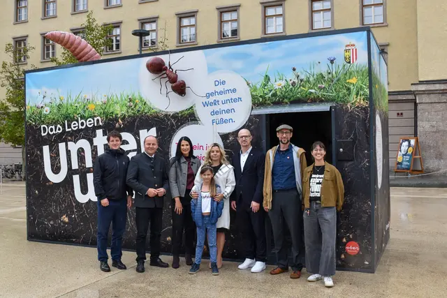 Der Bodencubus macht derzeit Station in Tirol und lädt dazu ein, die verborgene Welt des Bodens zu entdecken. Im Bild (v. l.): Lucas Weinberg (Universität Innsbruck), LHStv Josef Geisler, Stefanie Trenkwalder (Tiroler Versicherung), eine junge Besucherin, Julia Moesslacher und Michael Koll (hollu GmbH), Thomas Peham (Land Tirol) sowie Michelle Bederski (innsbruck nature film festival). | Foto: Land Tirol/Jansenberger