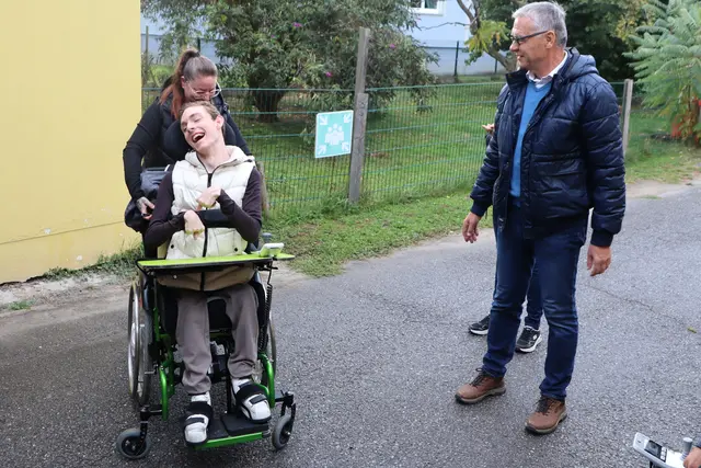 Mama XXXXX Riegler und Sohn Sebastian stellten ihr umgebautes Auto vor | Foto: Gerhard Langmann