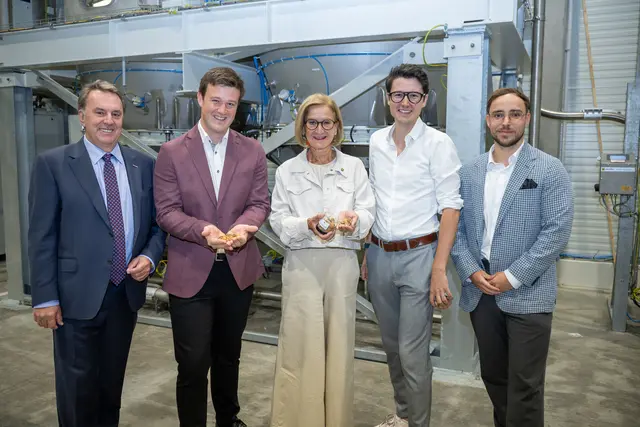 WKNÖ Präsident NR Wolfgang Ecker, Stadtrat Lukas Karner-Neumayer, Landeshauptfrau Johanna Mikl-Leitner Kern Tec-Geschäftsführer Sebastian Jeschko, und David Wagner, Leitung operatives Geschäft von Kern Tec | Foto: NLK Khittl