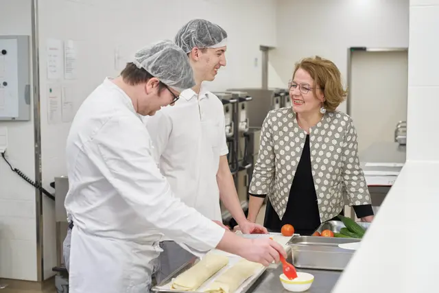 Sebastian Flis und Anton Steinbach absolvierten ebenso in einem PBZ eine Lehre zum Koch. | Foto: NÖ LGA /Philipp Monihart
