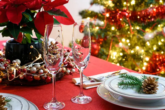 Auch für Firmenfeiern wird die Tafel vor Weihnachten festlich dekoriert. | Foto: Pantermedia/wdnet