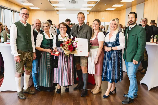 Anni Laserer im Kreise der Gratulantenschar: WKOÖ Vize-Präs. Michael Pecherstorfer, Destinationsmanager Christian Schirlbauer, KommRin Brigitte Stumpner, Anni Laserer, Martin Ettinger, Gudrun Laserer, WKO-Bezirksstellenleiterin Sigrid Schuster und Bürgermeister Markus Schmaranzer. | Foto: danielfila
