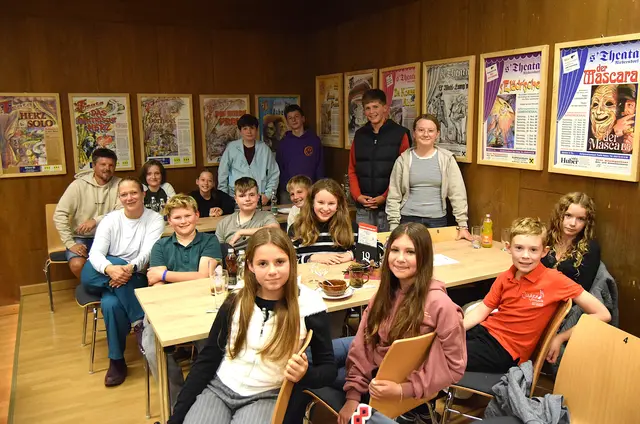 Besuch der MS Niederndorf (Schüler Theatergruppe) bei der Generalprobe vom Theaterverein Niederndorf. | Foto: Schwaighofer