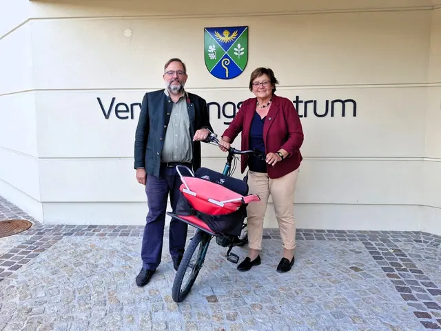 Die Gemeinderäte Florian Ulm und Martina Auer aus Gratwein-Straßengel zeigen vor, wie es geht. | Foto: KEM Grat²