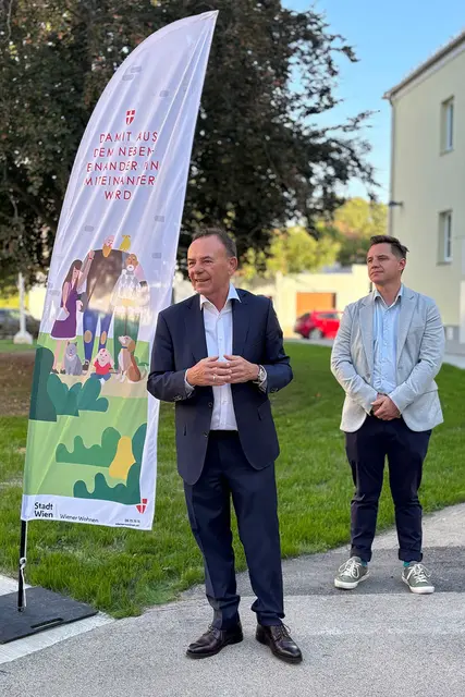 Bezirksvorsteher Gerald Bischof und Bezirksrat Alexander Kaiser (v.l.; beide SPÖ) bei der Wohnhausanlage. | Foto: BV23