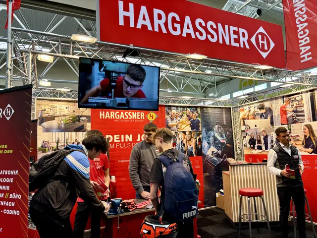 Interessierte Jugendliche informieren sich am Stand von Hargassner. | Foto: Barbara Ebner/MeinBezirk