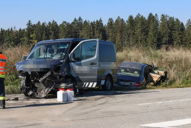 Die Fahrzeuge stießen auf einer Kreuzung zusammen. | Foto: laumat