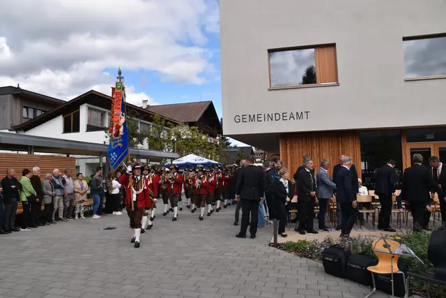 Angeführt von der BMK Angerberg-Mariastein zogen die Vereine zur Eröffnungsfeier des Gemeindeamts ein.  | Foto: Barbara Fluckinger