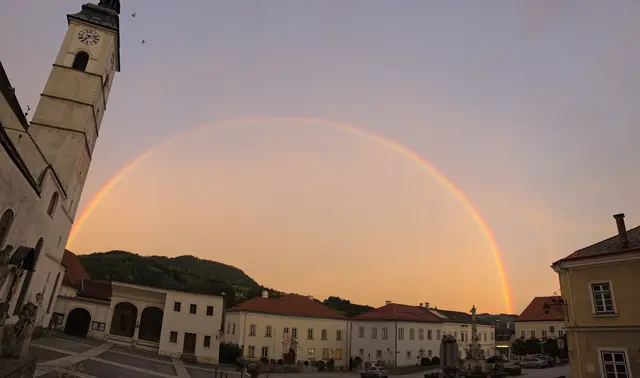 "Fast ein doppelter Regenbogen spannte sich im Morgenlicht wie eine schützende Hülle über die Stadtkulisse und die Kirche." Ein Blick hinter Mythos und Wissenschaft der bunten Himmelsbögen. | Foto: Ronald Höbling