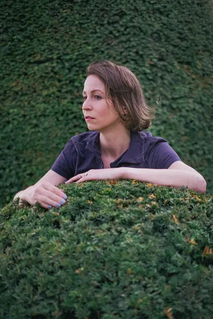 Die Künstlerin Adina Camhy deutet historische Worte neu: Aus dem Vorwurf der Hexerei wird ein Zeichen für Zusammenhalt und gegen Ausgrenzung. | Foto: Clara Wildberger