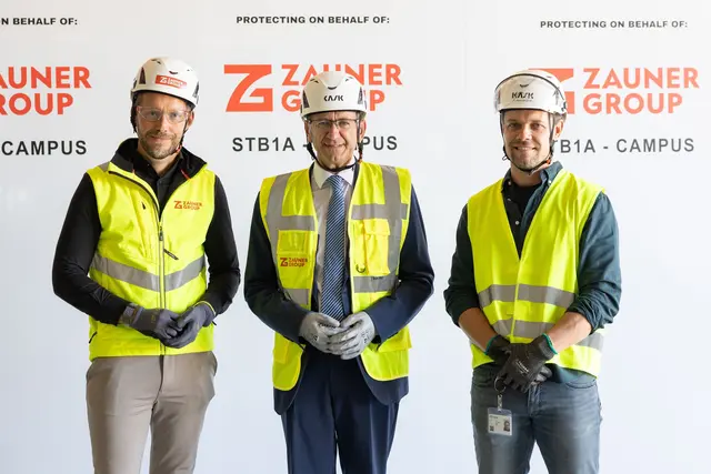 Besuch von Wirtschafts-Landesrat Markus Achleitner auf der Google-Baustelle in Kronstorf – v.l.: Andreas Beck, Group Managing Director der Zaunergroup, Wirtschafts-Landesrat Markus Achleitner und Florian Delazer, Gesamtprojektleiter für die Bauphase des Google-Datacenters Kronstorf. | Foto: Land OÖ/Daniela Sternberger
